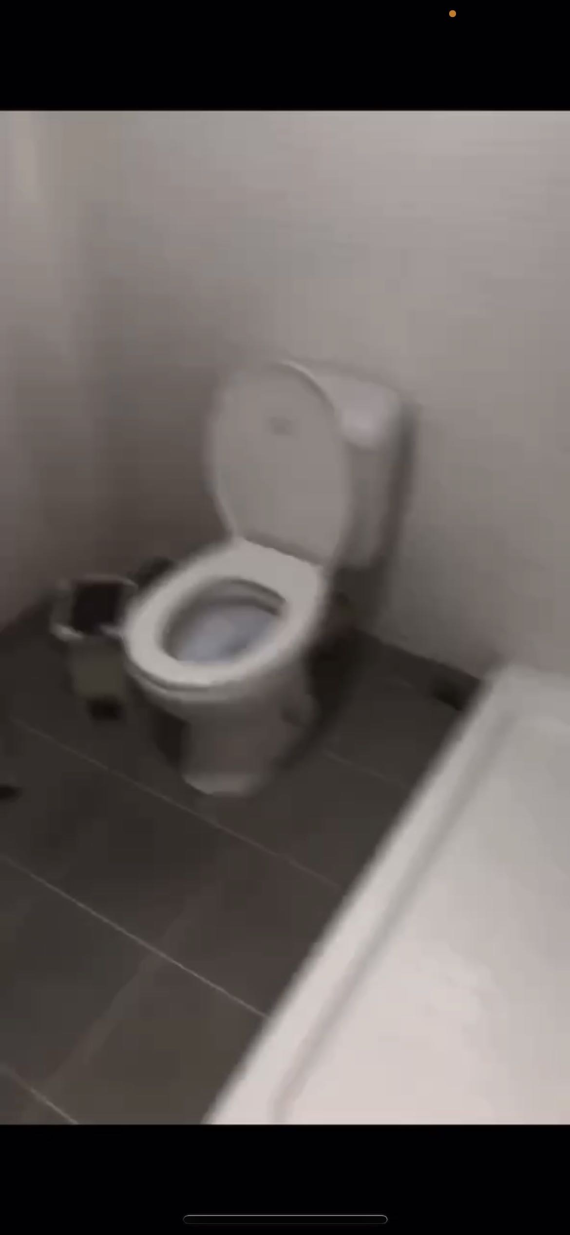 油麻地男生双人间，四室两厅一卫，电梯上下，面积约六平，房间位于2楼，可直接拎包入住~ 步行至油麻地地铁站仅需两分钟，交通方便，近城市，理工，浸会，公开，均15分钟可达，港大19分钟可达 租金加管理费（