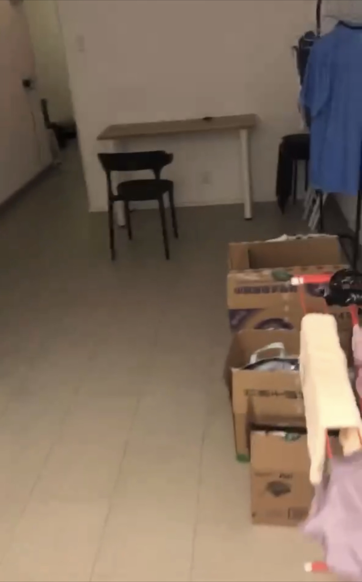 油麻地男生双人间，四室两厅一卫，电梯上下，面积约六平，房间位于2楼，可直接拎包入住~ 步行至油麻地地铁站仅需两分钟，交通方便，近城市，理工，浸会，公开，均15分钟可达，港大19分钟可达 租金加管理费（